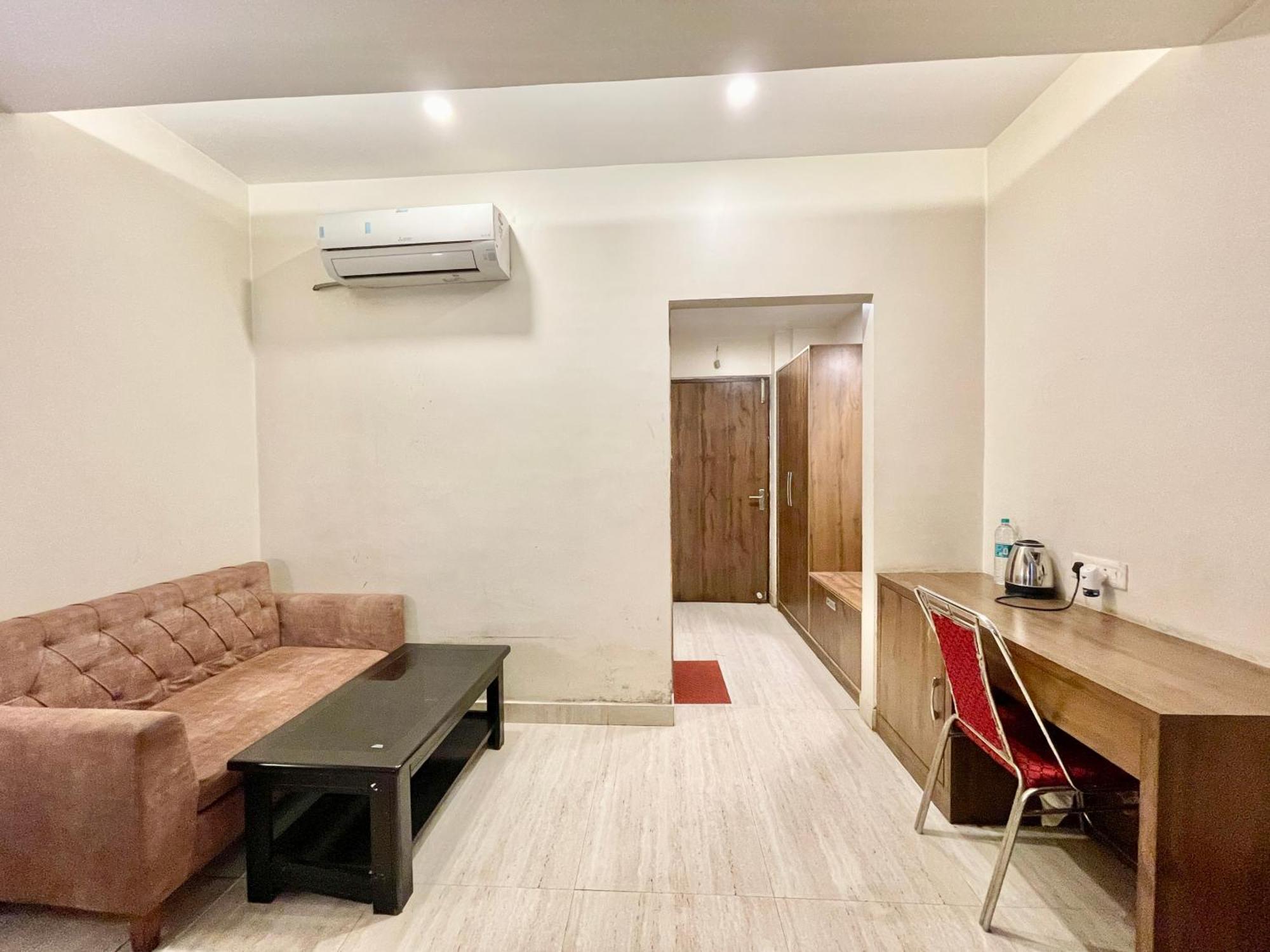 Hotel Rudraksh ! Varanasi !Fully-Air-Conditioned Hotel At Prime Location With Parking Availability, Near Kashi Vishwanath Temple, And Ganga Ghat 2 Екстер'єр фото