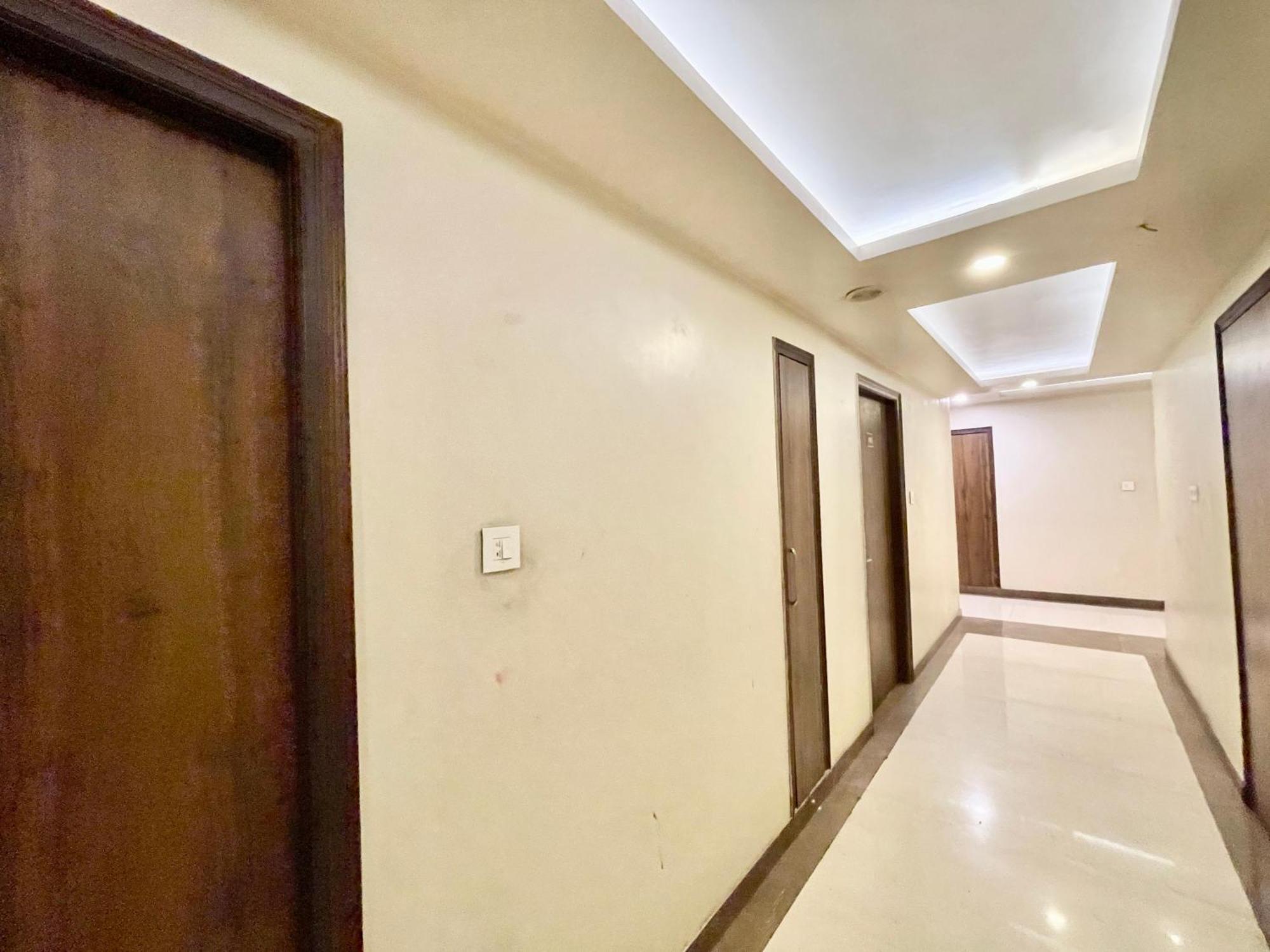 Hotel Rudraksh ! Varanasi !Fully-Air-Conditioned Hotel At Prime Location With Parking Availability, Near Kashi Vishwanath Temple, And Ganga Ghat 2 Екстер'єр фото