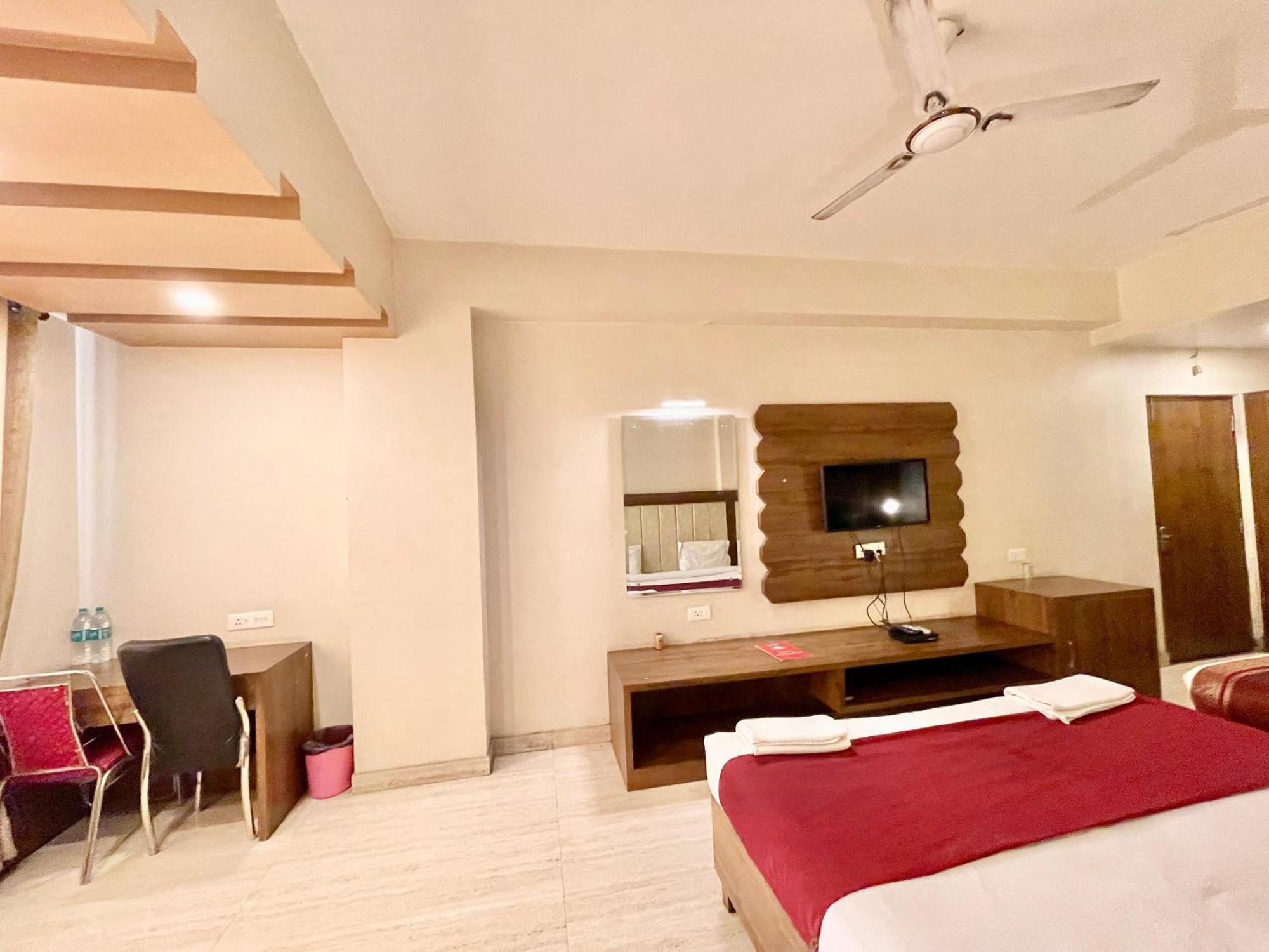 Hotel Rudraksh ! Varanasi !Fully-Air-Conditioned Hotel At Prime Location With Parking Availability, Near Kashi Vishwanath Temple, And Ganga Ghat 2 Екстер'єр фото
