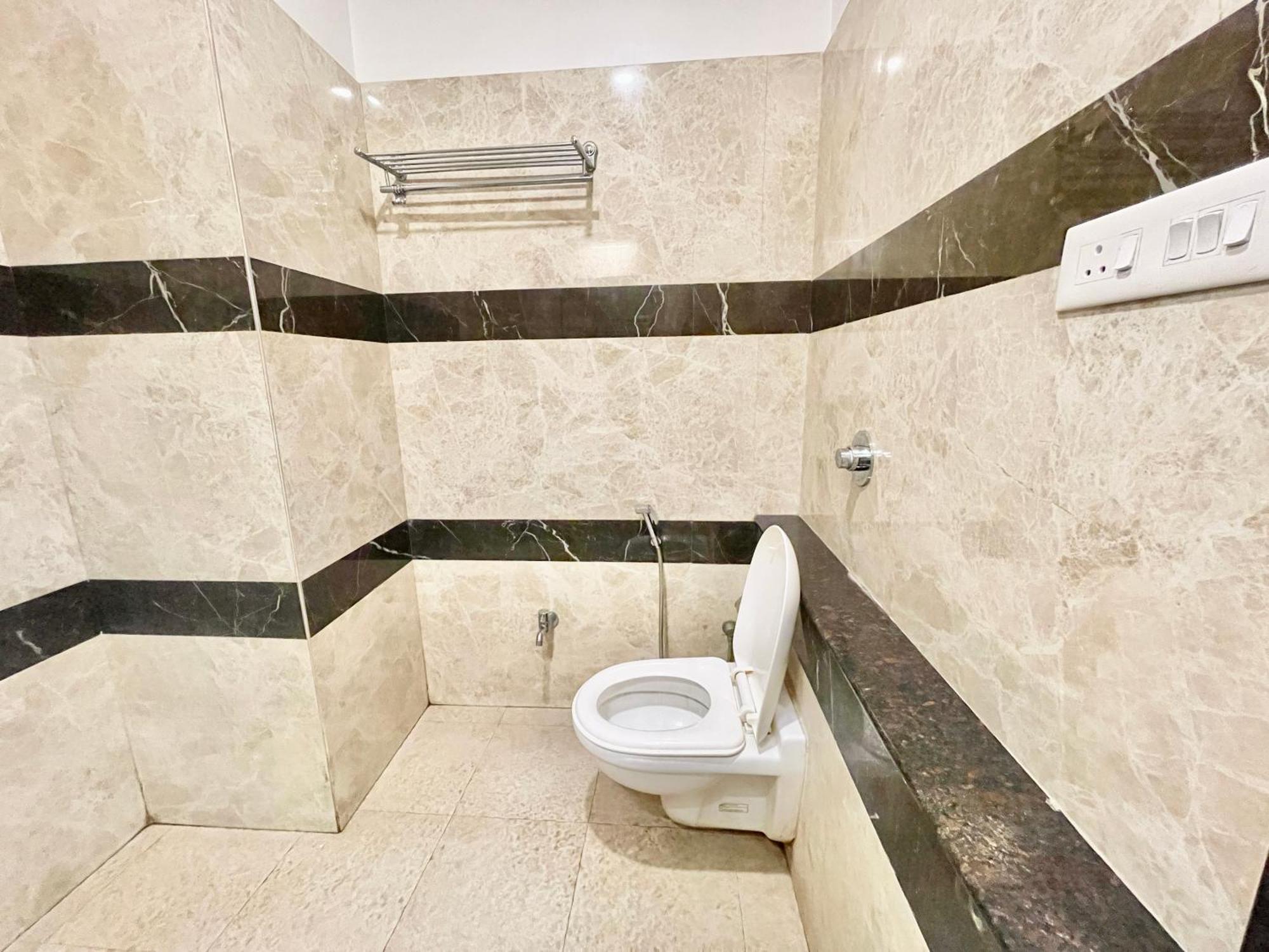 Hotel Rudraksh ! Varanasi !Fully-Air-Conditioned Hotel At Prime Location With Parking Availability, Near Kashi Vishwanath Temple, And Ganga Ghat 2 Екстер'єр фото