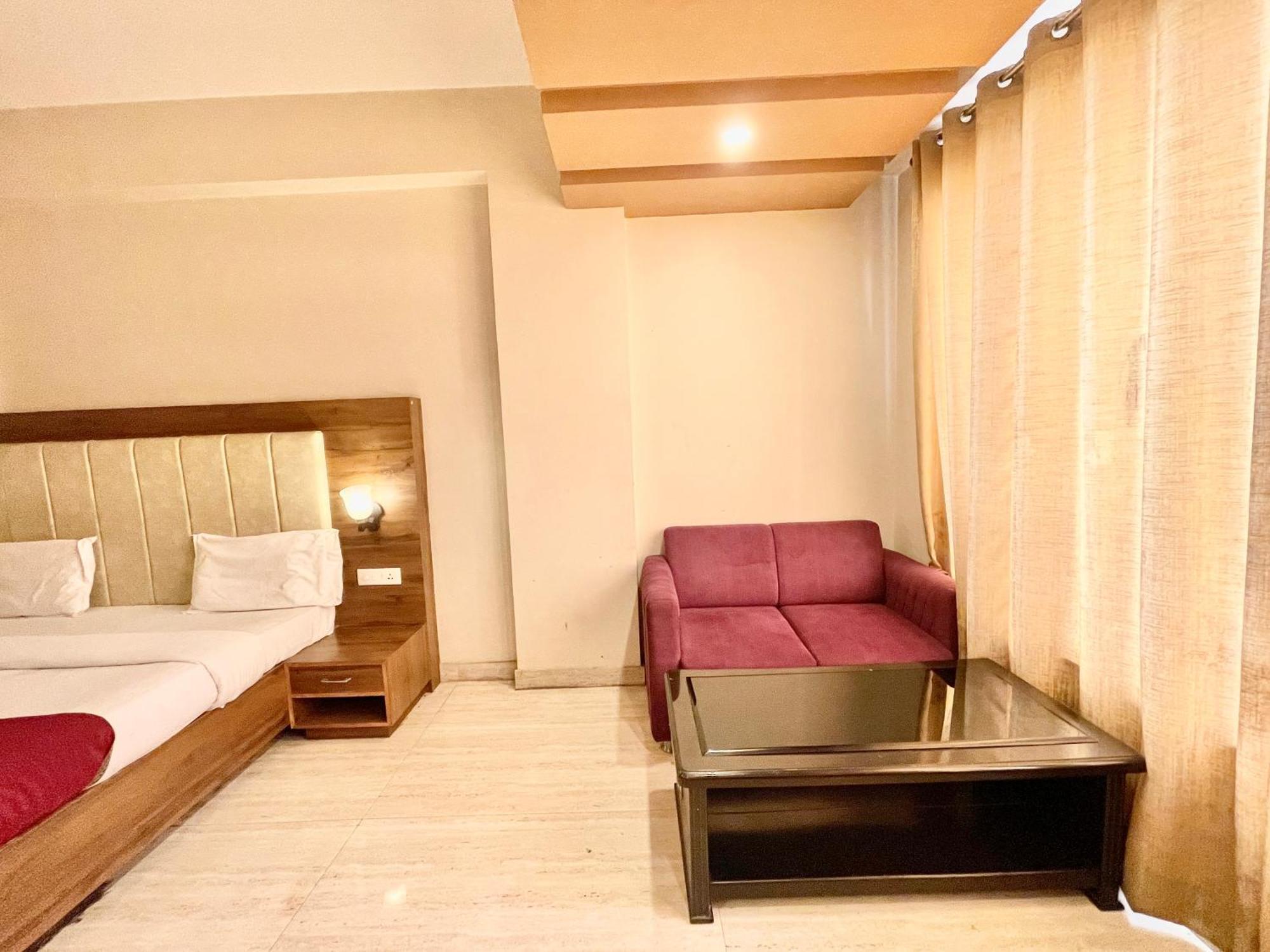 Hotel Rudraksh ! Varanasi !Fully-Air-Conditioned Hotel At Prime Location With Parking Availability, Near Kashi Vishwanath Temple, And Ganga Ghat 2 Екстер'єр фото