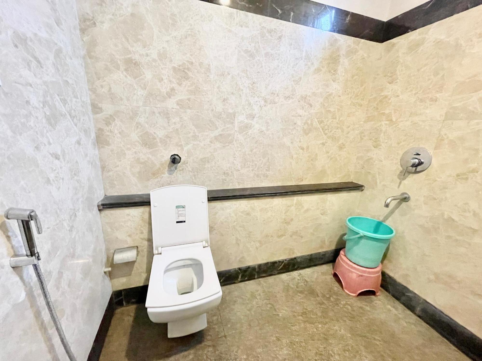 Hotel Rudraksh ! Varanasi !Fully-Air-Conditioned Hotel At Prime Location With Parking Availability, Near Kashi Vishwanath Temple, And Ganga Ghat 2 Екстер'єр фото