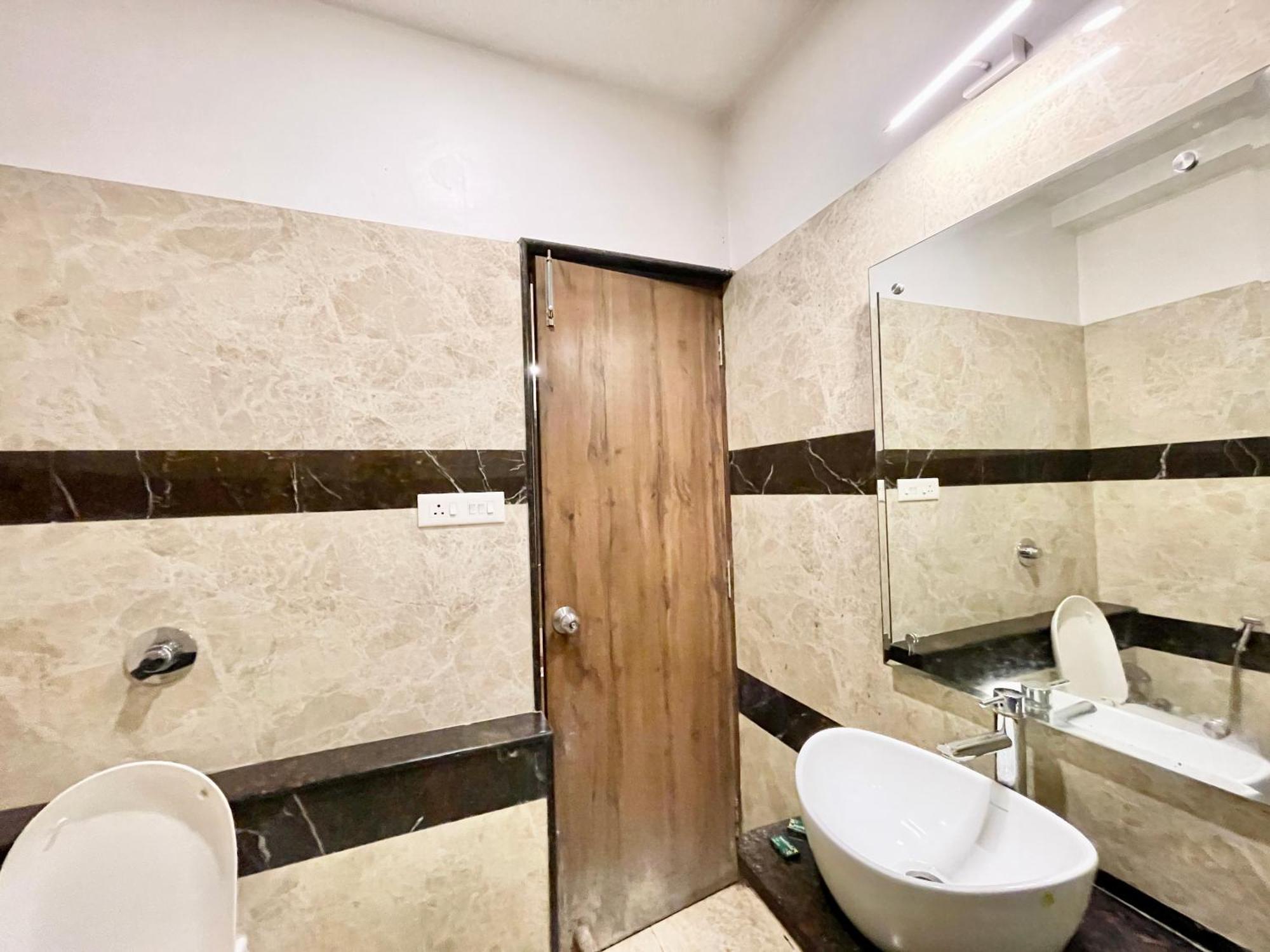 Hotel Rudraksh ! Varanasi !Fully-Air-Conditioned Hotel At Prime Location With Parking Availability, Near Kashi Vishwanath Temple, And Ganga Ghat 2 Екстер'єр фото