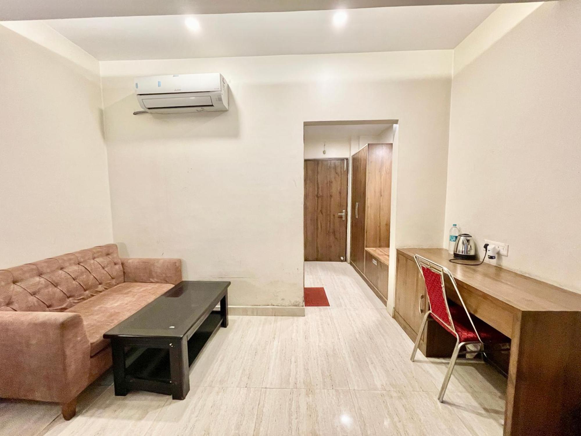 Hotel Rudraksh ! Varanasi !Fully-Air-Conditioned Hotel At Prime Location With Parking Availability, Near Kashi Vishwanath Temple, And Ganga Ghat 2 Екстер'єр фото