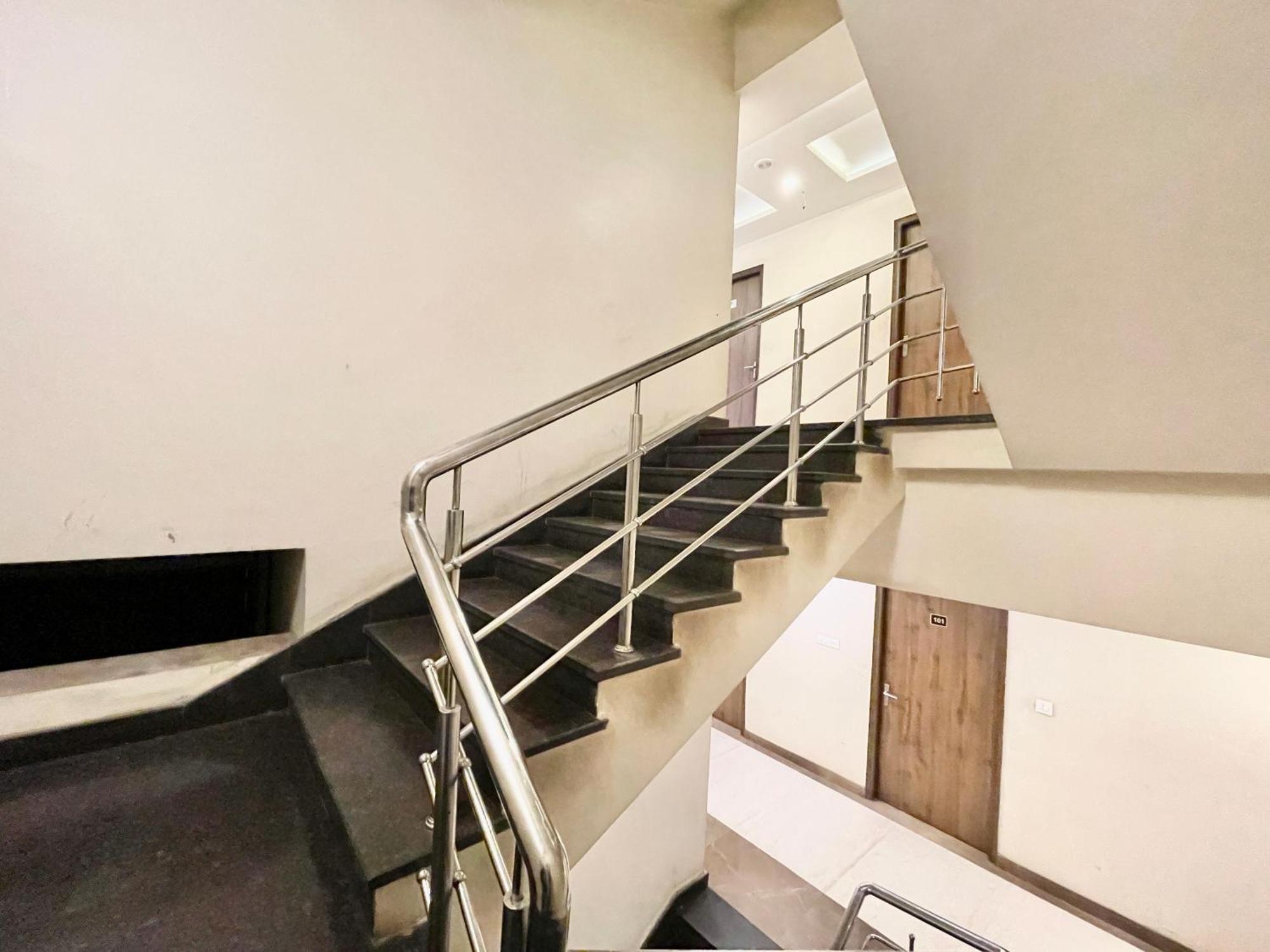 Hotel Rudraksh ! Varanasi !Fully-Air-Conditioned Hotel At Prime Location With Parking Availability, Near Kashi Vishwanath Temple, And Ganga Ghat 2 Екстер'єр фото