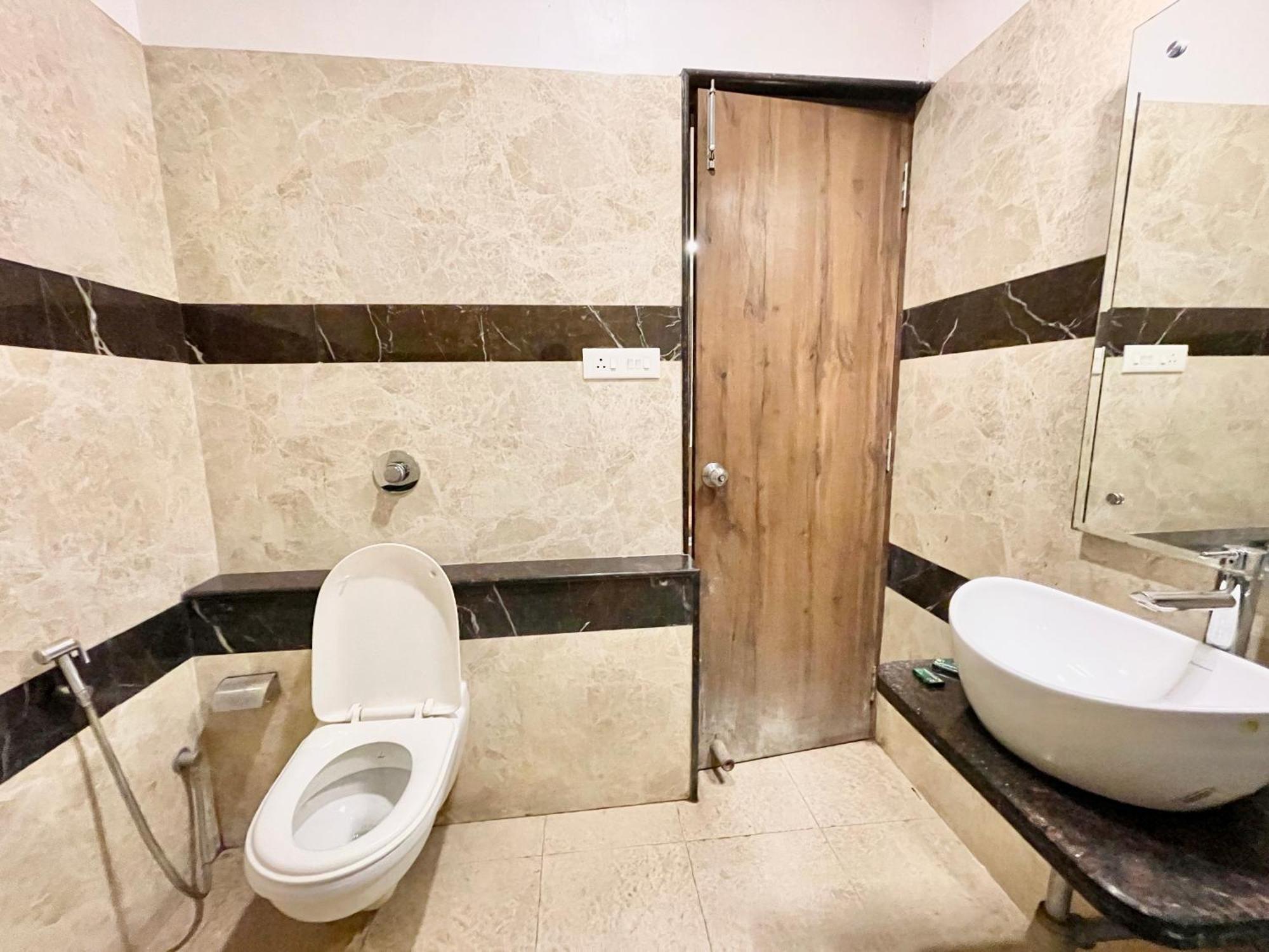 Hotel Rudraksh ! Varanasi !Fully-Air-Conditioned Hotel At Prime Location With Parking Availability, Near Kashi Vishwanath Temple, And Ganga Ghat 2 Екстер'єр фото