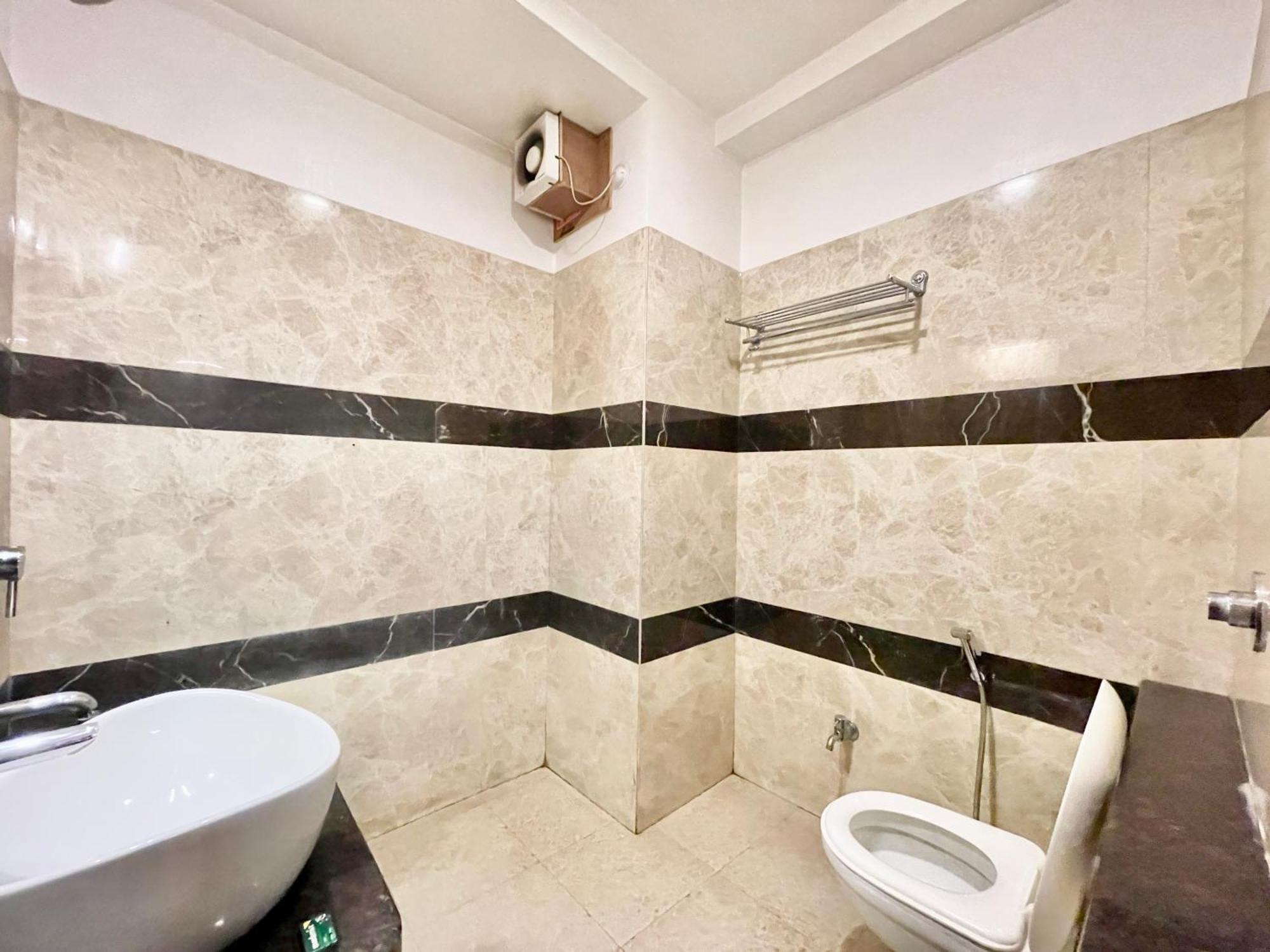 Hotel Rudraksh ! Varanasi !Fully-Air-Conditioned Hotel At Prime Location With Parking Availability, Near Kashi Vishwanath Temple, And Ganga Ghat 2 Екстер'єр фото