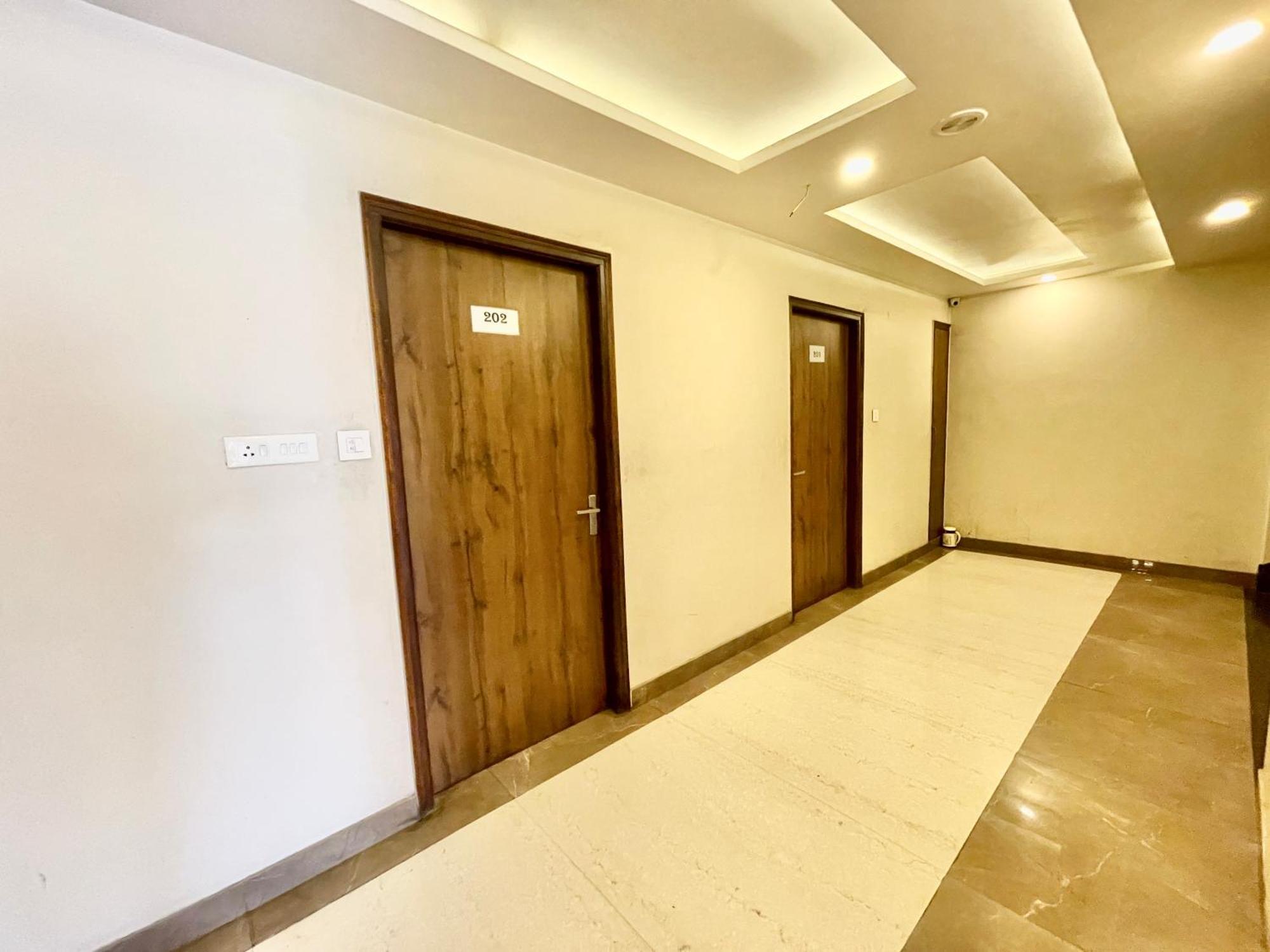 Hotel Rudraksh ! Varanasi !Fully-Air-Conditioned Hotel At Prime Location With Parking Availability, Near Kashi Vishwanath Temple, And Ganga Ghat 2 Екстер'єр фото