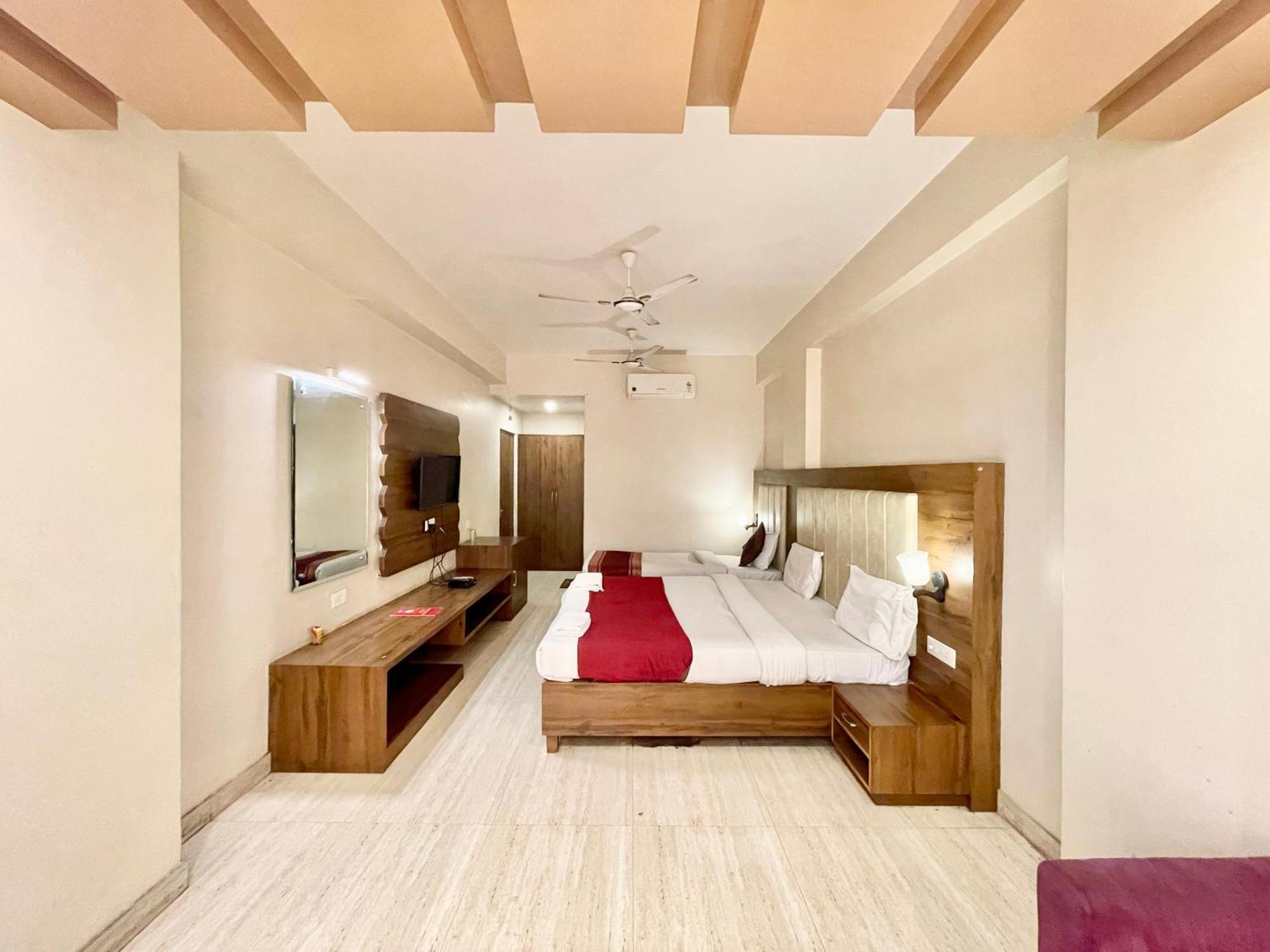 Hotel Rudraksh ! Varanasi !Fully-Air-Conditioned Hotel At Prime Location With Parking Availability, Near Kashi Vishwanath Temple, And Ganga Ghat 2 Екстер'єр фото