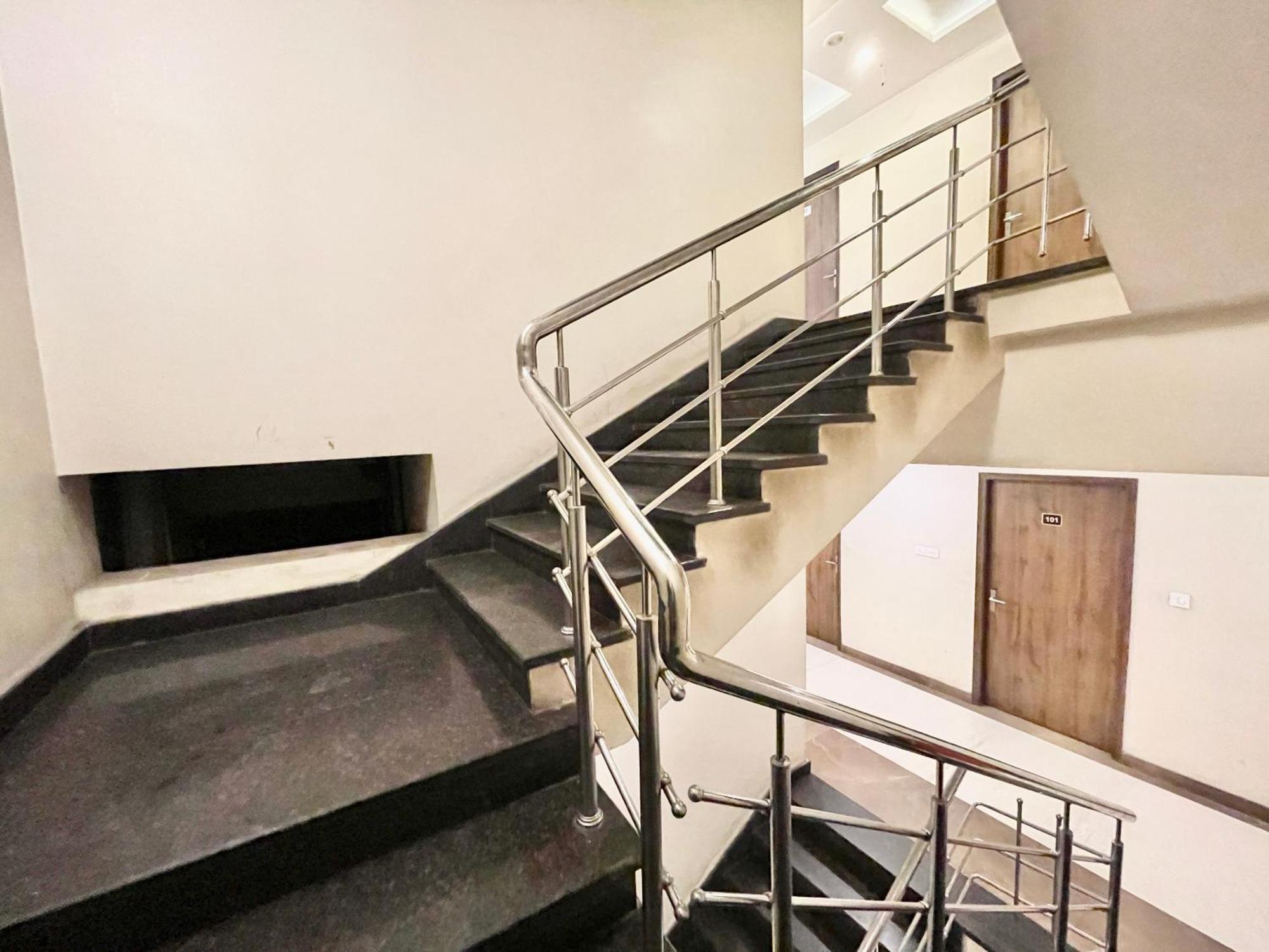 Hotel Rudraksh ! Varanasi !Fully-Air-Conditioned Hotel At Prime Location With Parking Availability, Near Kashi Vishwanath Temple, And Ganga Ghat 2 Екстер'єр фото