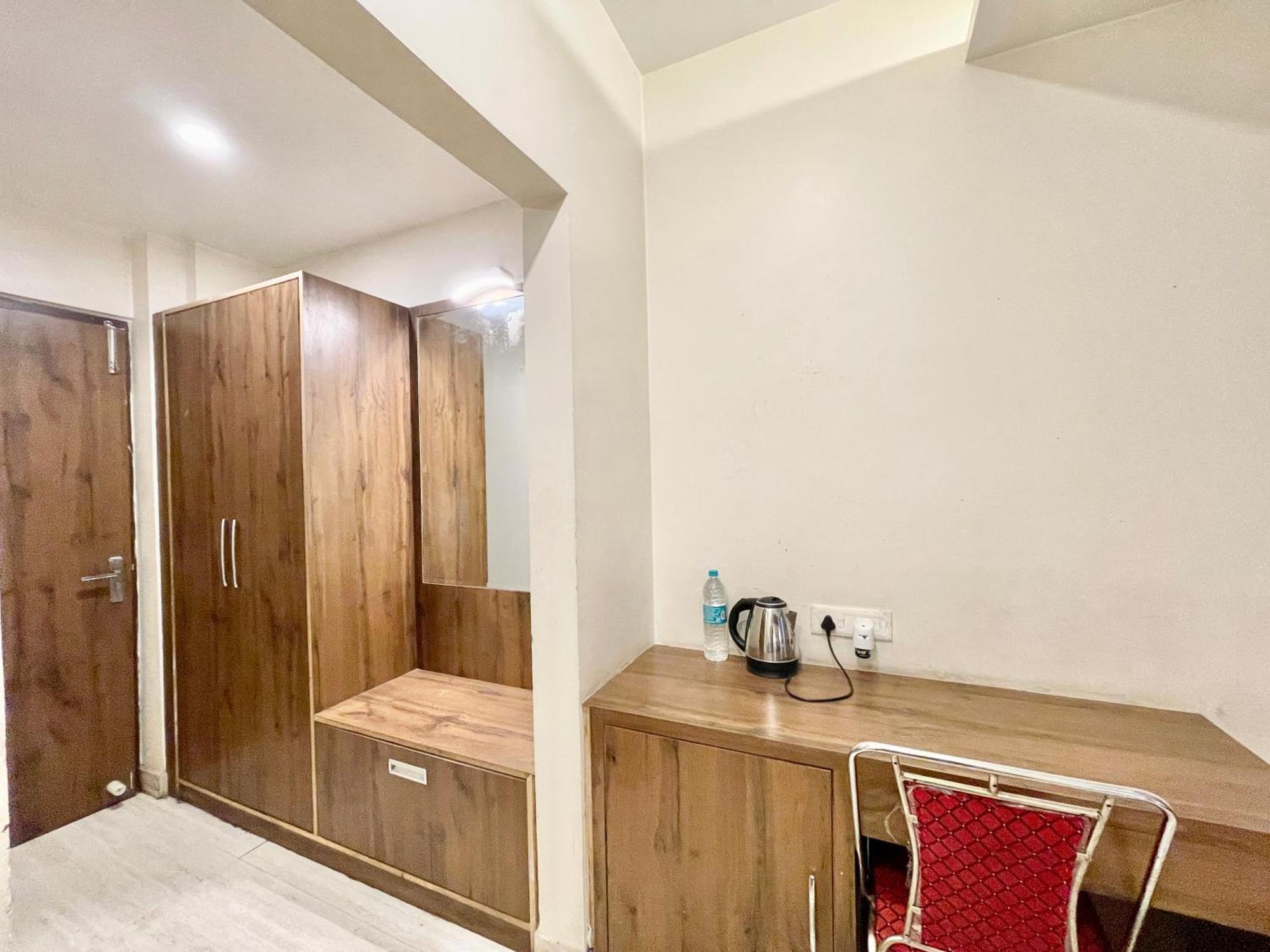 Hotel Rudraksh ! Varanasi !Fully-Air-Conditioned Hotel At Prime Location With Parking Availability, Near Kashi Vishwanath Temple, And Ganga Ghat 2 Екстер'єр фото