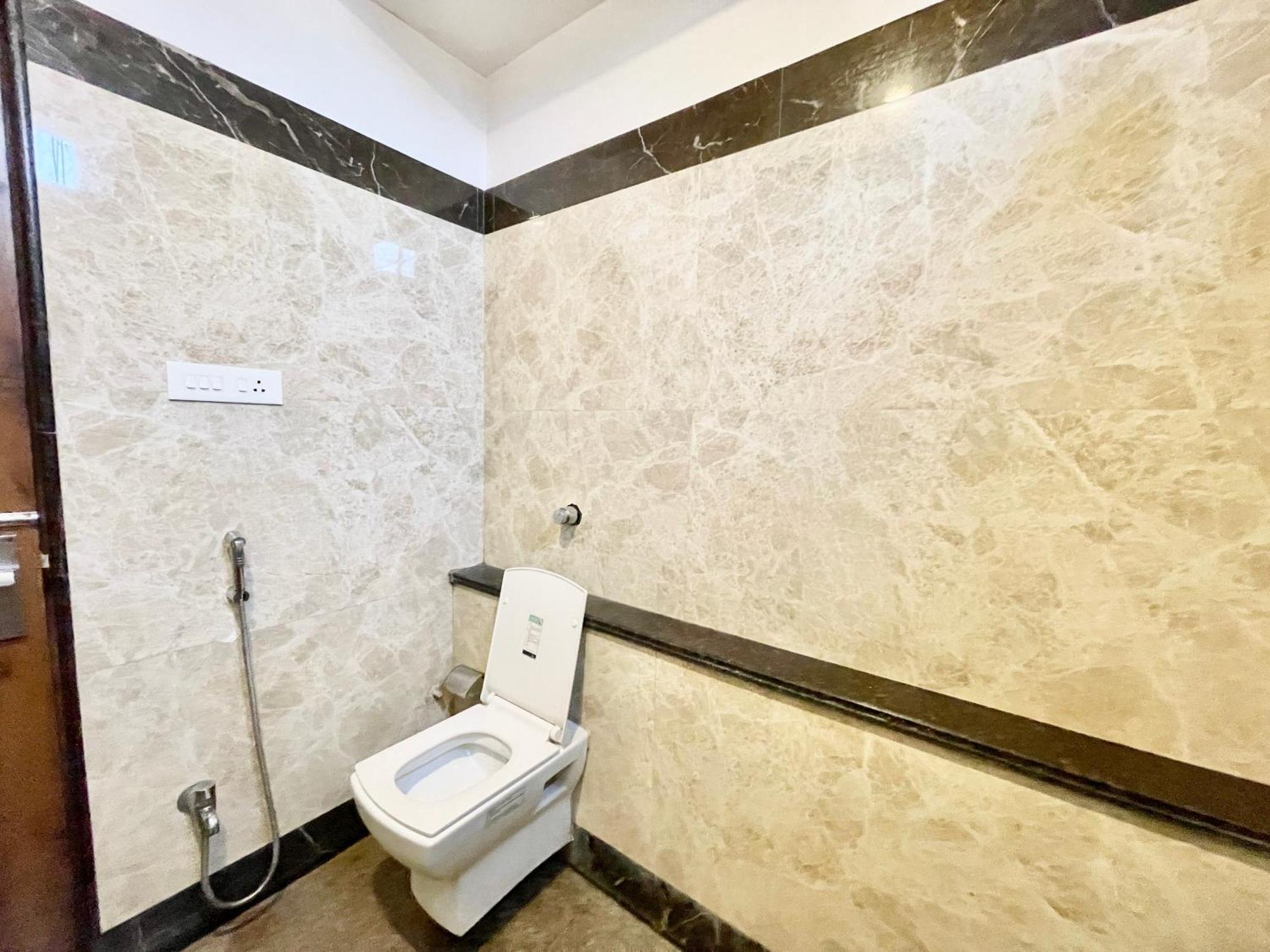 Hotel Rudraksh ! Varanasi !Fully-Air-Conditioned Hotel At Prime Location With Parking Availability, Near Kashi Vishwanath Temple, And Ganga Ghat 2 Екстер'єр фото