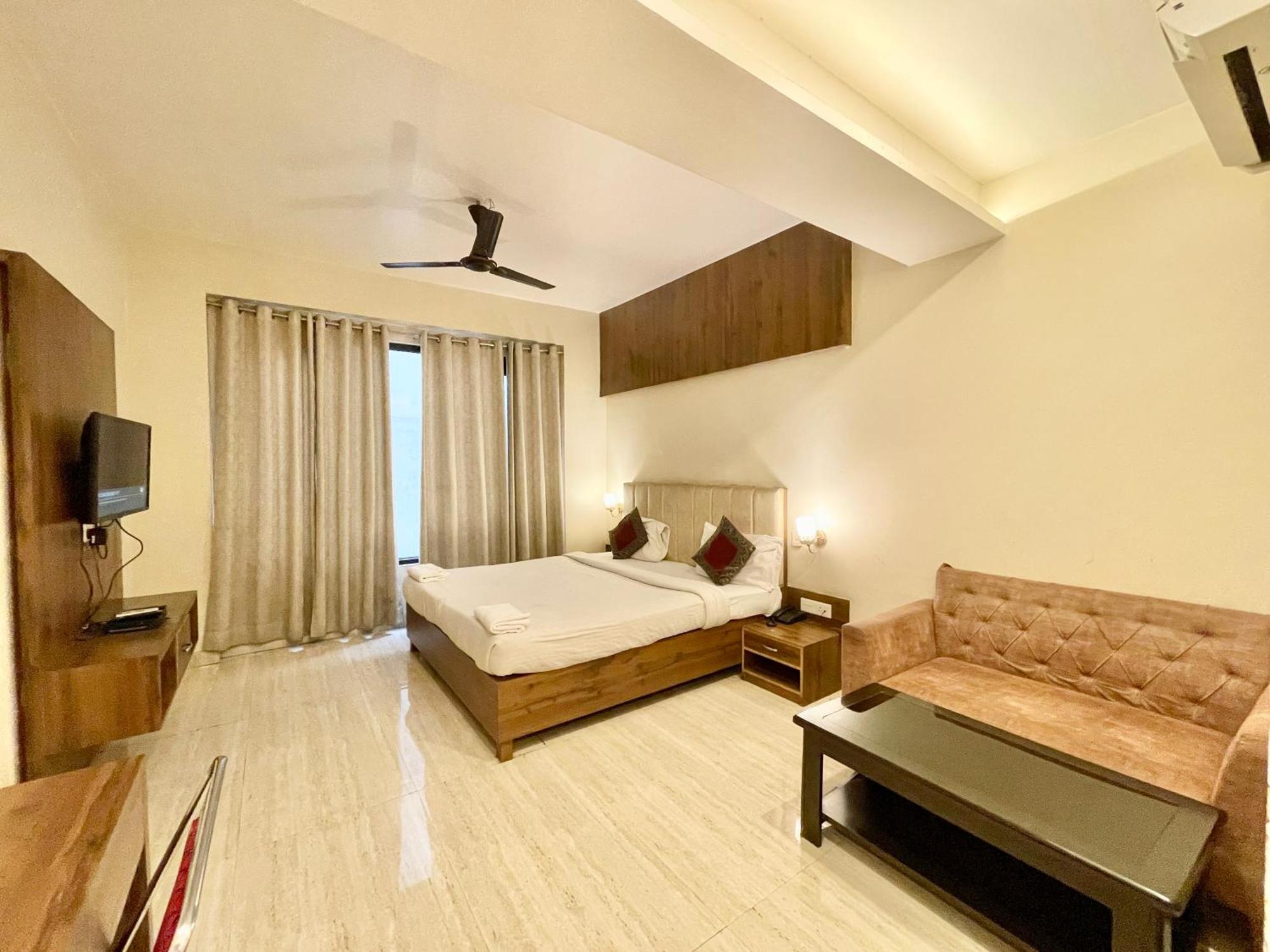 Hotel Rudraksh ! Varanasi !Fully-Air-Conditioned Hotel At Prime Location With Parking Availability, Near Kashi Vishwanath Temple, And Ganga Ghat 2 Екстер'єр фото