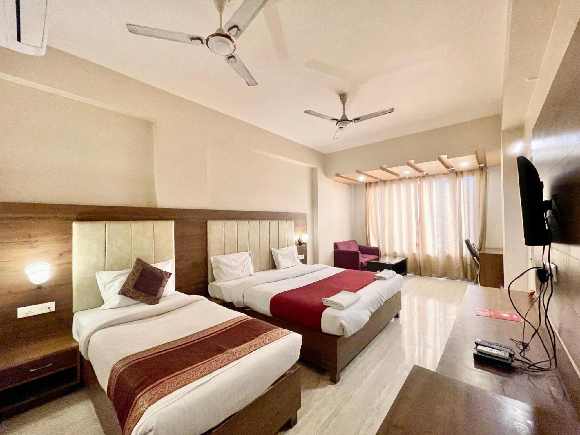 Hotel Rudraksh ! Varanasi !Fully-Air-Conditioned Hotel At Prime Location With Parking Availability, Near Kashi Vishwanath Temple, And Ganga Ghat 2 Екстер'єр фото
