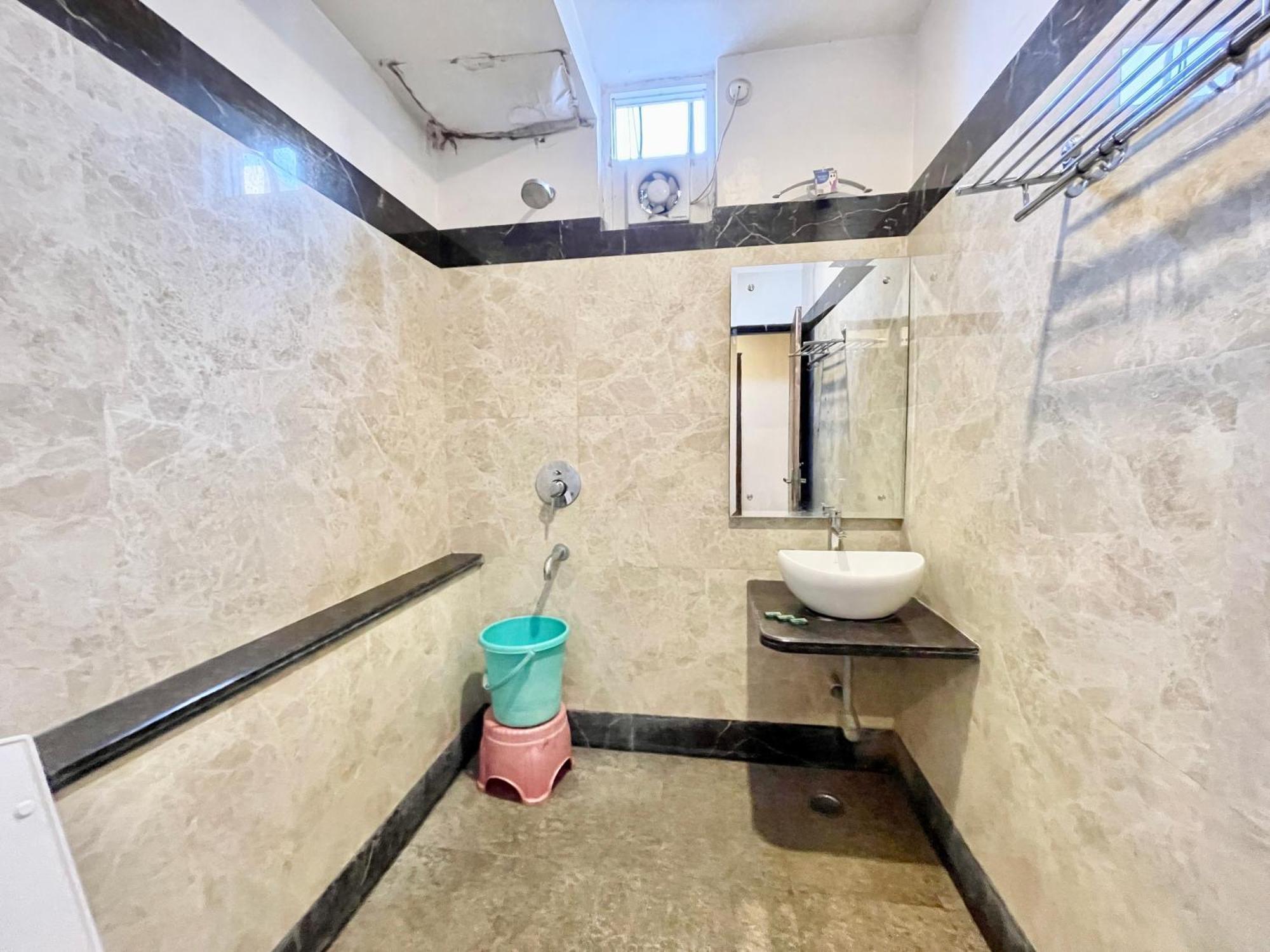 Hotel Rudraksh ! Varanasi !Fully-Air-Conditioned Hotel At Prime Location With Parking Availability, Near Kashi Vishwanath Temple, And Ganga Ghat 2 Екстер'єр фото