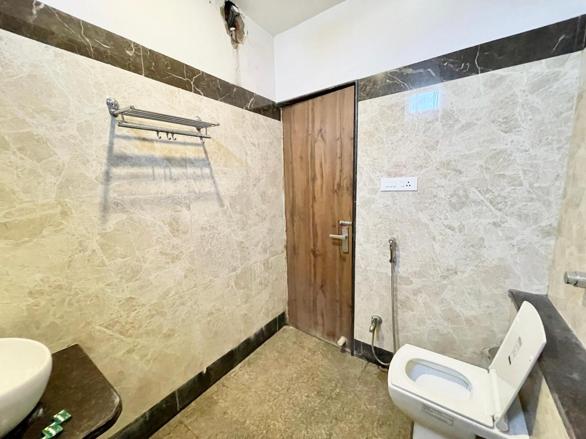 Hotel Rudraksh ! Varanasi !Fully-Air-Conditioned Hotel At Prime Location With Parking Availability, Near Kashi Vishwanath Temple, And Ganga Ghat 2 Екстер'єр фото