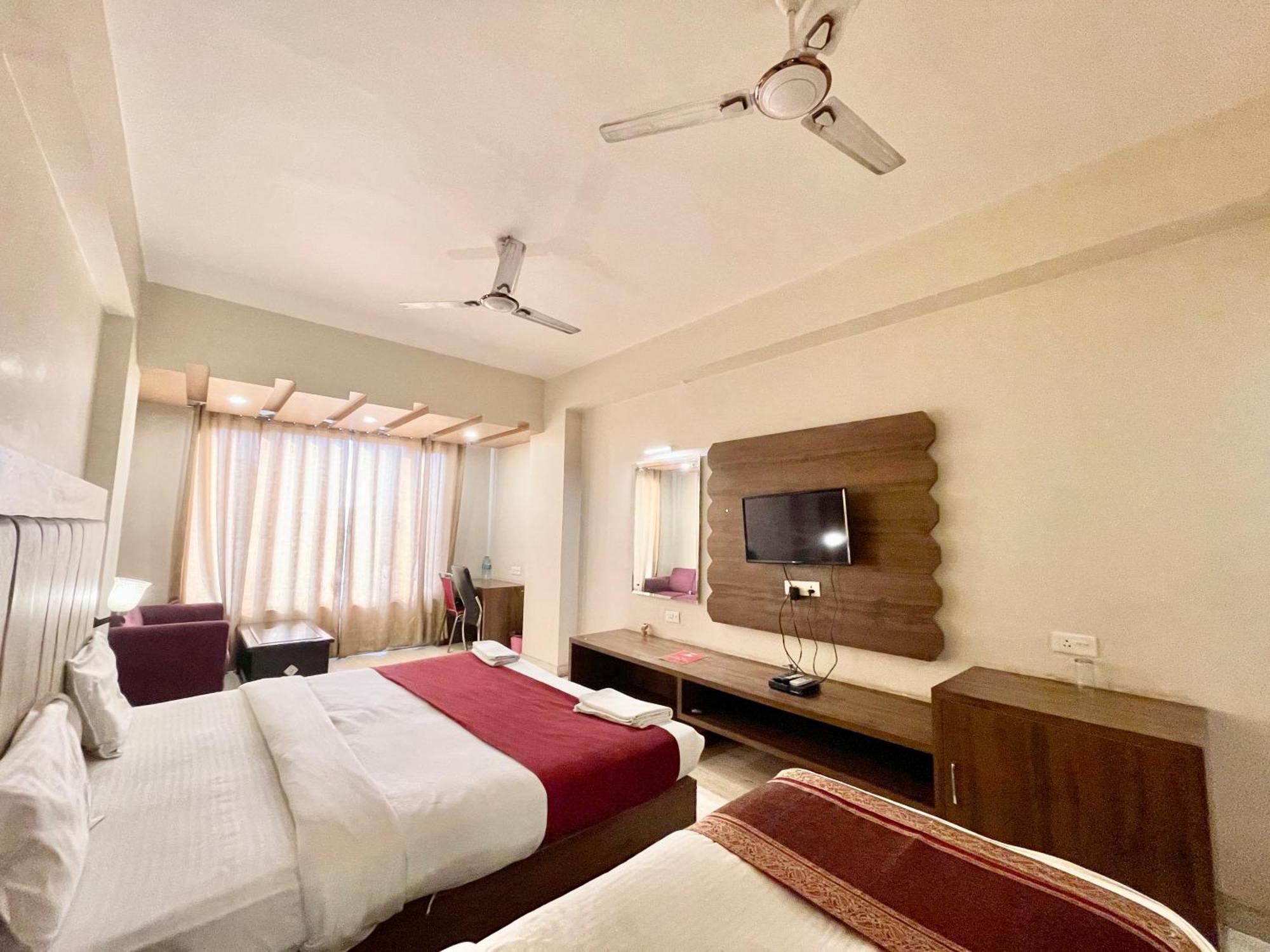 Hotel Rudraksh ! Varanasi !Fully-Air-Conditioned Hotel At Prime Location With Parking Availability, Near Kashi Vishwanath Temple, And Ganga Ghat 2 Екстер'єр фото