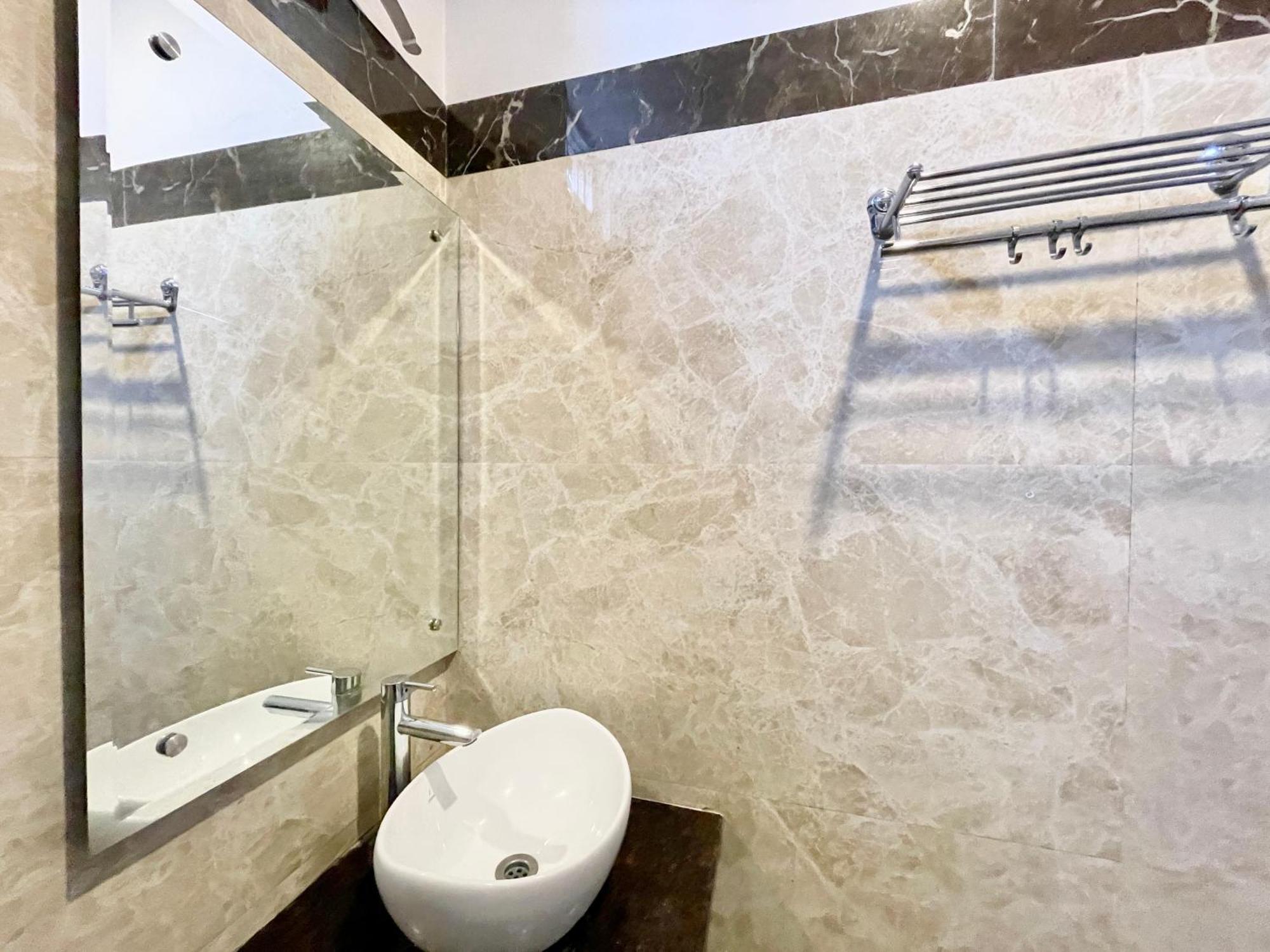 Hotel Rudraksh ! Varanasi !Fully-Air-Conditioned Hotel At Prime Location With Parking Availability, Near Kashi Vishwanath Temple, And Ganga Ghat 2 Екстер'єр фото