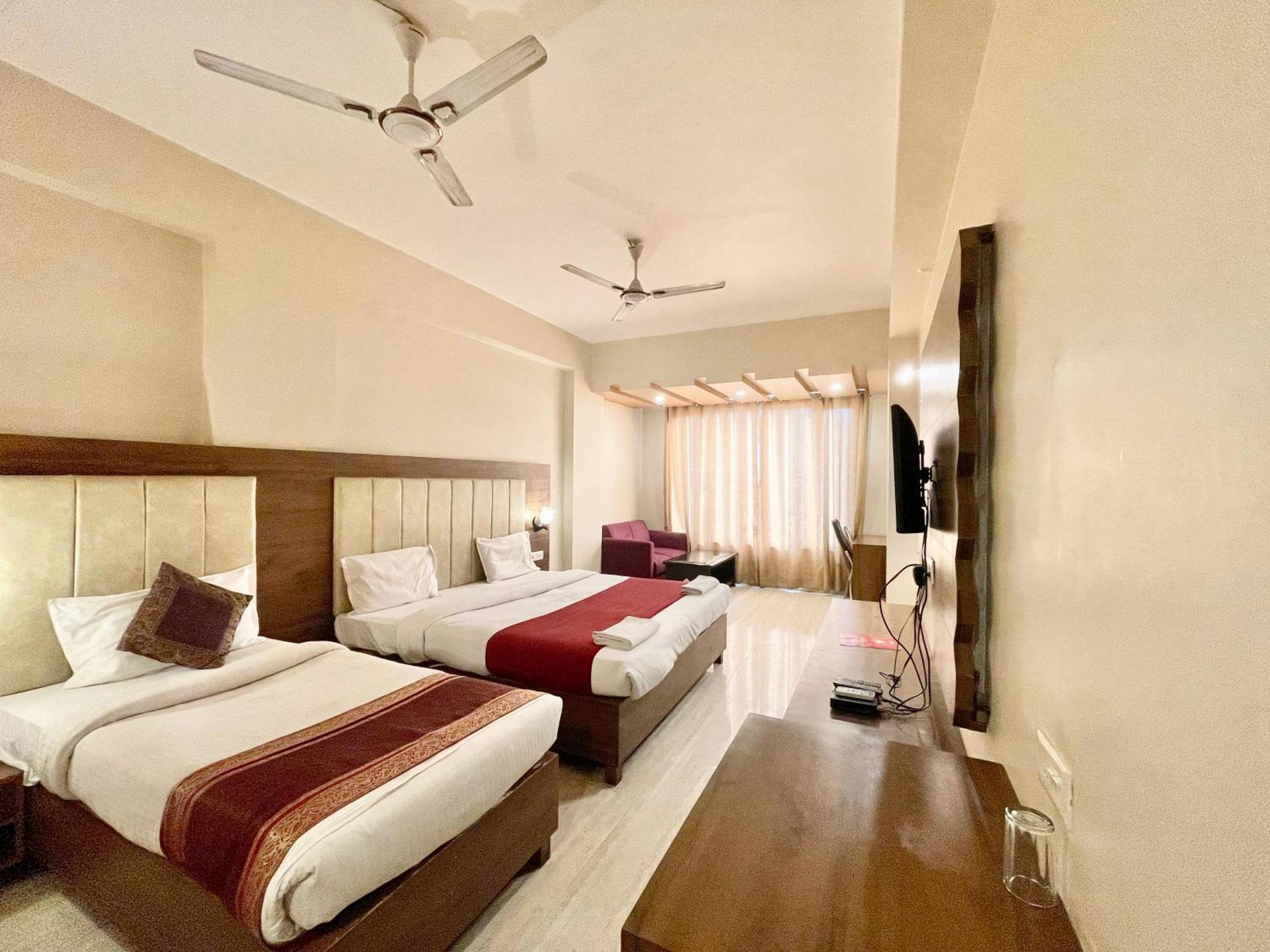 Hotel Rudraksh ! Varanasi !Fully-Air-Conditioned Hotel At Prime Location With Parking Availability, Near Kashi Vishwanath Temple, And Ganga Ghat 2 Екстер'єр фото